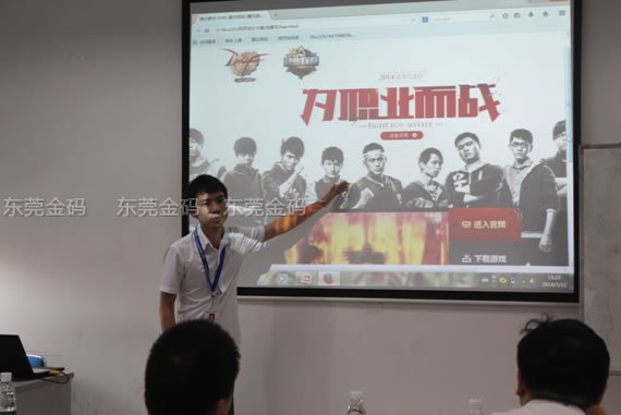 东方神起小组的组员刘奥罕正在介绍自己团队开发的游戏网站